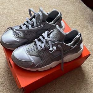 Grey Nike air huarache size 9.5 womens